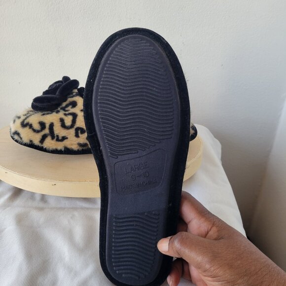 Women’s Cheetah Slippers w/black Flower Decoration (Size: Large 9-10) - Picture 6 of 9